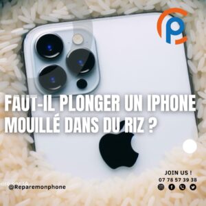 Un iPhone blanc submergé dans un bol de riz. L'écran de l'iPhone est allumé et affiche un message d'erreur.